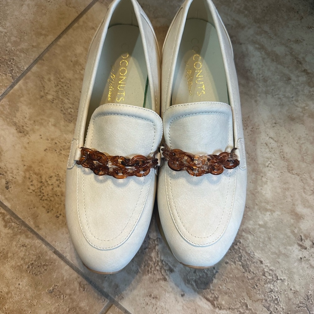 Coconuts by Matisse White and Brown Flats with Chain Detail. Size 9